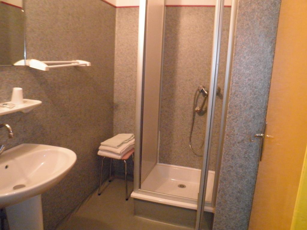Hotel La Pierre Blanche Luzenac Pokoj fotografie